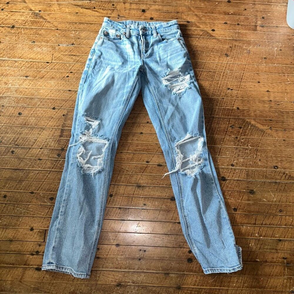 American Eagle 000 destroyed curvy straight mom jeans